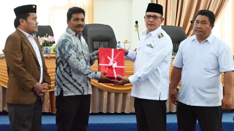 Penyerahan Ranperda Pertanggungjawaban Pelaksanaan APBD Tapteng 2025