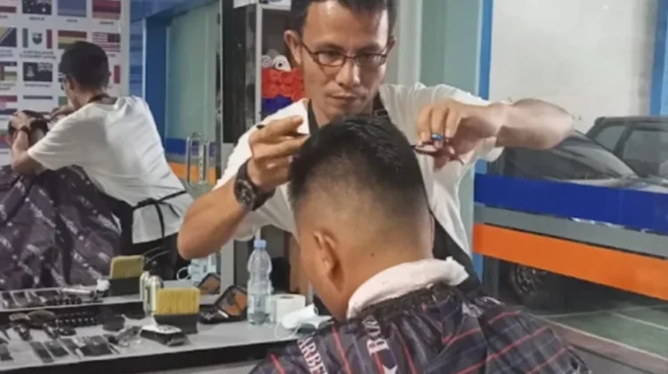 Jasa Pangkas Rambut Ramai Jelang Tahun Pelajaran Baru