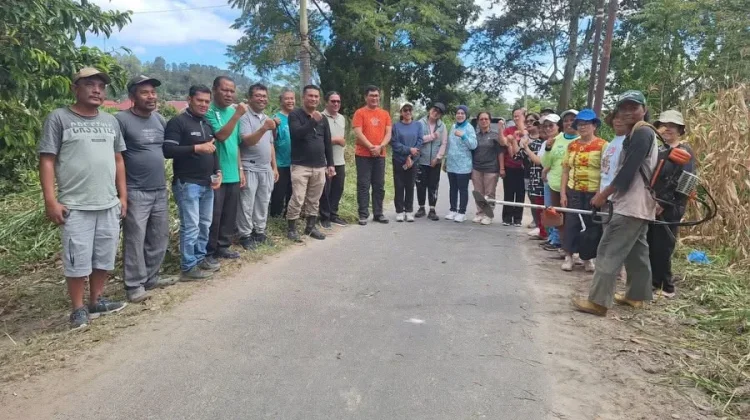 Sekda Taput Pimpin Gotong Royong Bersihkan Sungai Aek Sigeaon