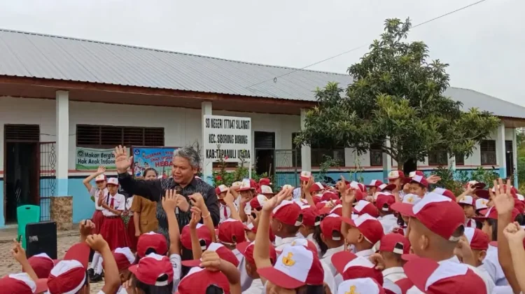 Wabup Taput Motivasi Siswa pada Hari Pertama Sekolah