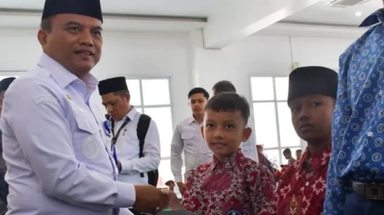 Wali Kota Padangsidimpuan Serahkan Bantuan Zakat Baznas