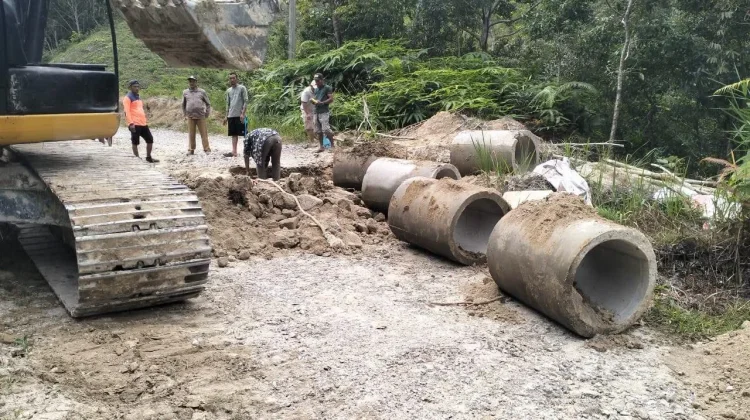 Pemkab Humbahas Wujudkan Harapan Warga Sanggaran I Perbaiki Jalan.