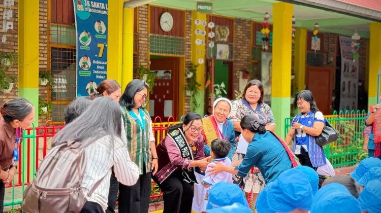 Ketua TP. PKK Taput Tinjau MPLS Ramah TK St. Lusia Siborongborong
