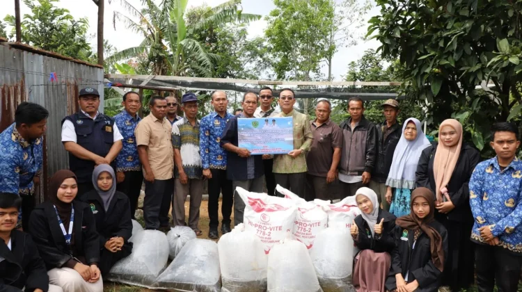 Bupati Tapsel Salurkan Bantuan untuk Budidaya Ikan Lele