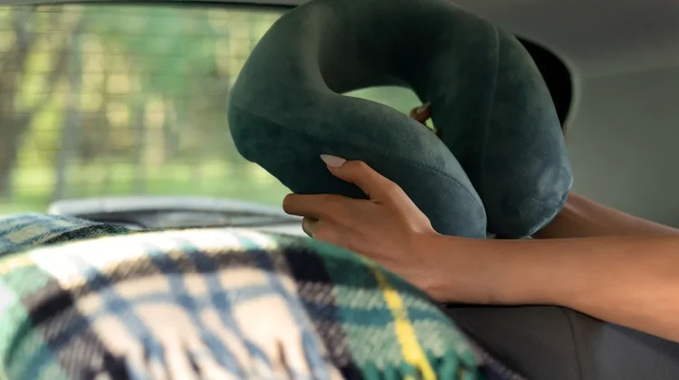 Neck Pillow Temani Perjalanan Lebih Nyaman