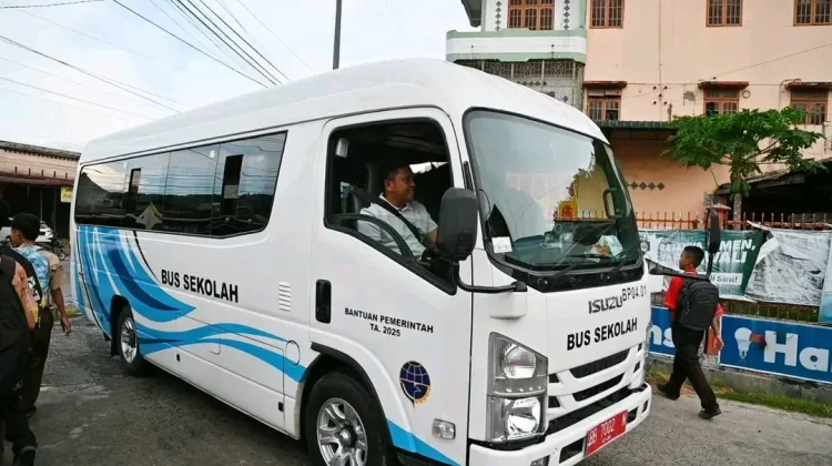Wali Kota Sibolga Antar Pelajar Naik Bus Sekolah Gratis
