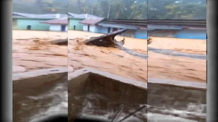 Tanggul Jebol, Banjir dan Gelondongan Kayu di Tapteng Buat Warga Panik