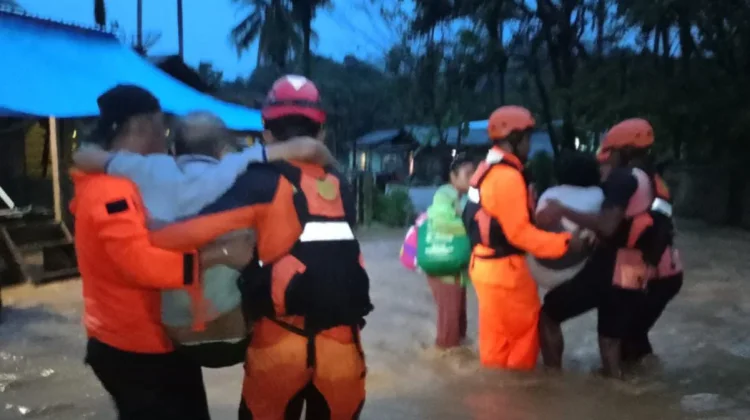 Tim Gabungan BPBD Tapteng Evakuasi Warga di Empat Kecamatan