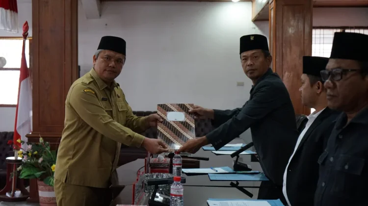 Wabup Taput Sampaikan Nota Jawaban Bupati atas Dua Ranperda Penyertaan Modal