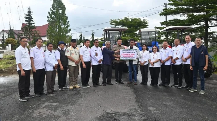 Kolaborasi Kementan, Bupati Humbahas Serahkan Traktor R4 Kepada Kelompok Tani
