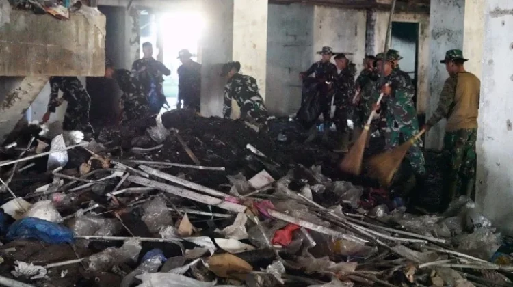 HUT Ke-68 Korem 023/KS Bersihkan Puing Kebakaran Pasar Nauli