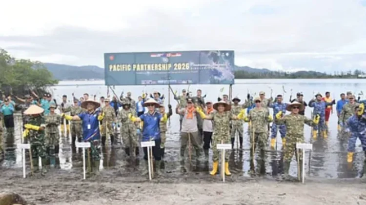 Wabup Tapteng Tanam 2.000 Bibit Mangrove Bersama TNI AL dan US Pacific Fleet