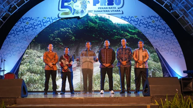 Malam Kesenian Kabupaten Toba Harmonisasi Keunggulan Produk Daerah