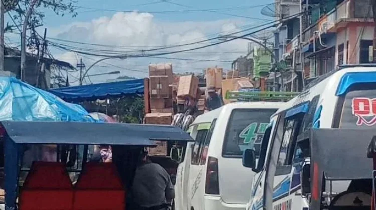 Warga Keluhkan Kemacetan akibat Aktivitas Bongkar Muat Truk