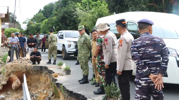 Wakapolres Temani Satgas PRR Sumut Tinjau Lokasi Bencana