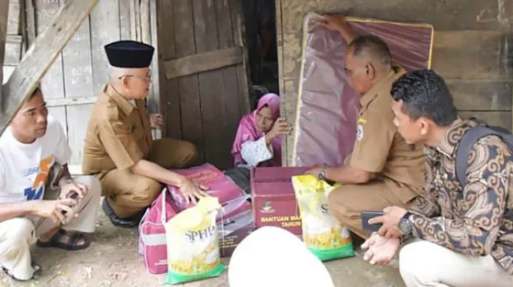 Pemkab Tapteng Salurkan Bantuan untuk Warga Disabilitas