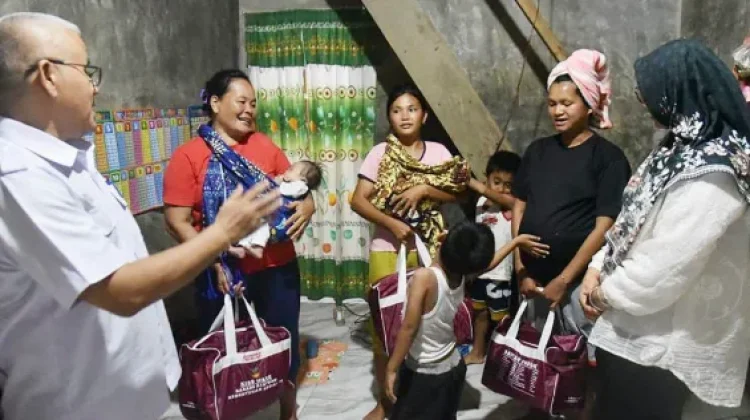 Bantu Warga Pascabencana, Pemkab Tapteng Bagikan Paket Kids Ware