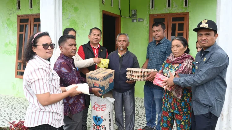 Pemerintah Humbahas Berikan Bansos Korban Puting Beliung di Doloksanggul