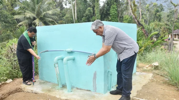 Sekdakab Tapteng Bersama Uskup Sibolga Resmikan Pipanisasi Air Bersih