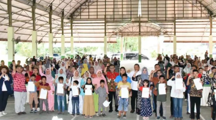 Bupati Tapteng dan Legislator Rapidin Serahkan Bantuan PIP