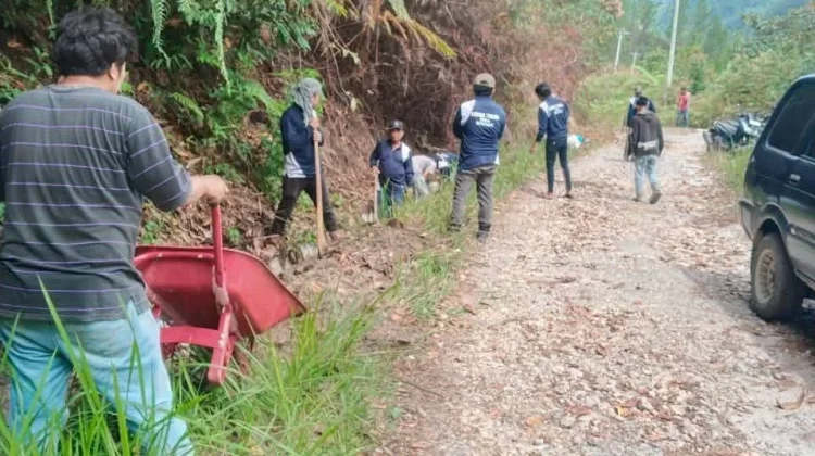 Sambut HUT RI ke-81, Karang Taruna Sigulok Gotong Royong Bersihkan Lingkungan