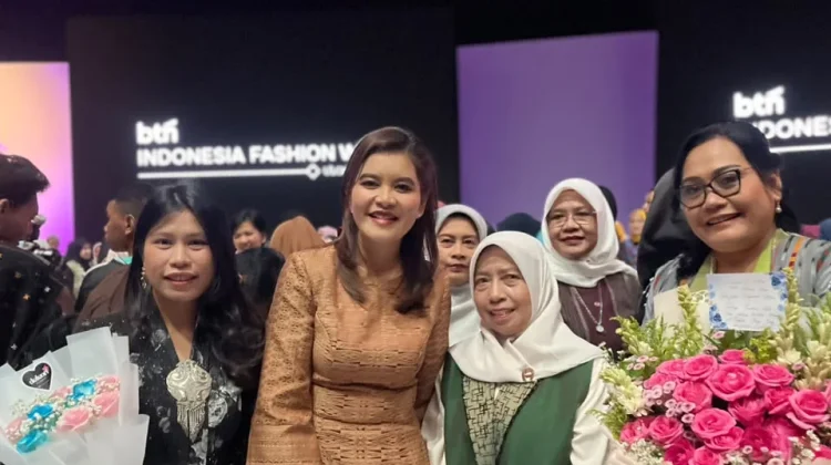 Ulos Taput Tampil Memukau di Indonesia Fashion Week 2026