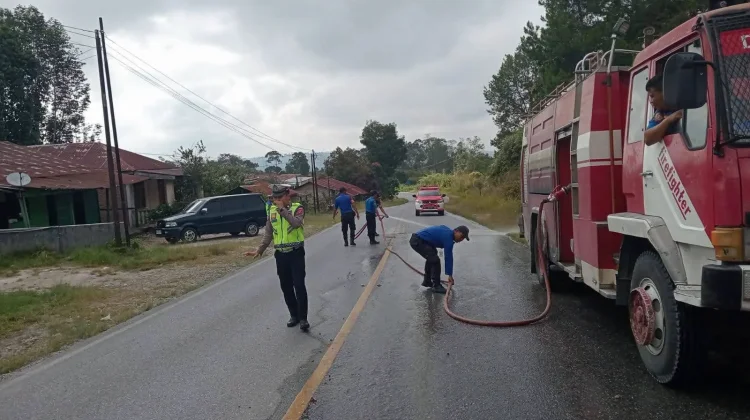 Pemkab Humbahas Bersama Polres Bersihkan Material Pengganggu Akses Jalan