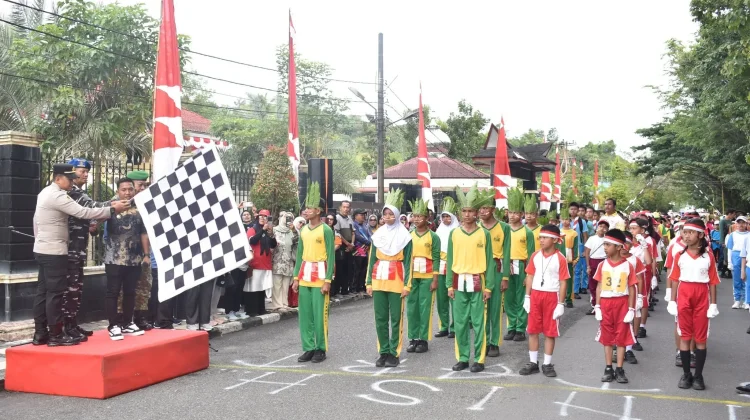 Syukri Lepas Lomba Gerak Jalan Pelajar, Semarakkan HUT ke-81 Kemerdekaan RI