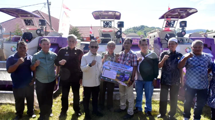 Bupati Tapanuli Tengah Salurkan Bantuan Alsintan dan Bibit Hortikultura