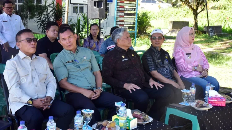 Bupati Tapanuli Tengah Salurkan Bantuan Alsintan dan Bibit Hortikultura