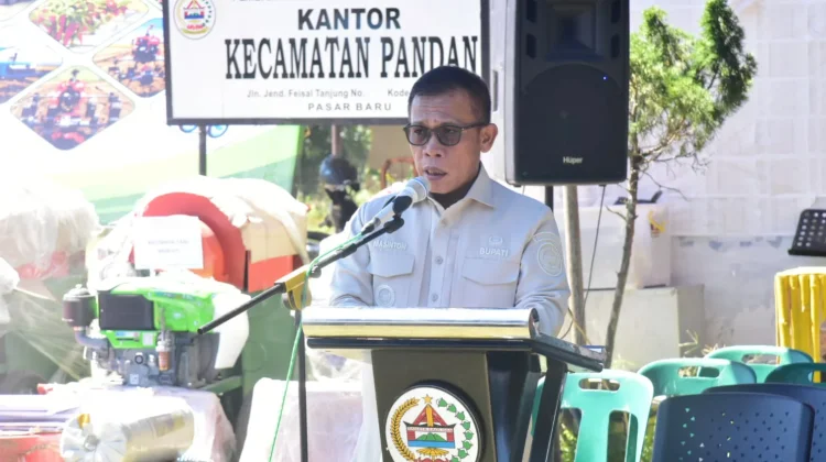 Bupati Tapanuli Tengah Salurkan Bantuan Alsintan dan Bibit Hortikultura
