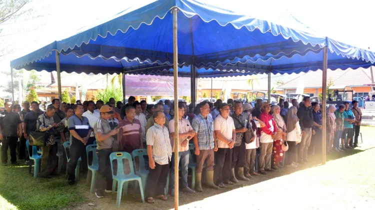 Bupati Tapanuli Tengah Salurkan Bantuan Alsintan dan Bibit Hortikultura