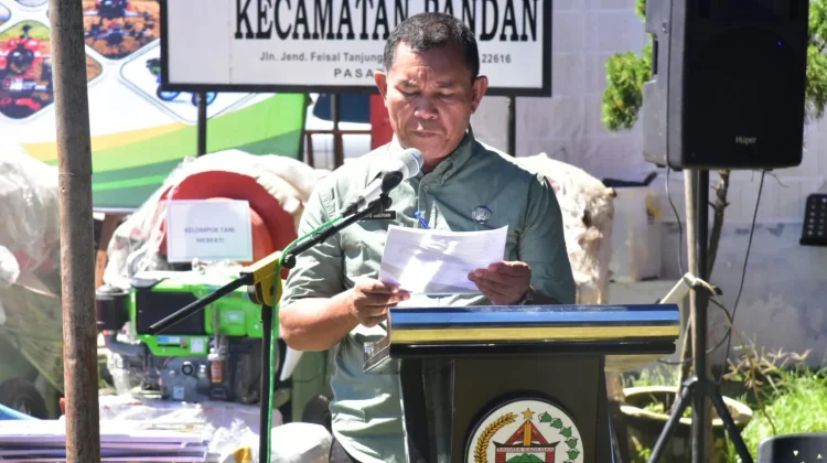Bupati Tapanuli Tengah Salurkan Bantuan Alsintan dan Bibit Hortikultura