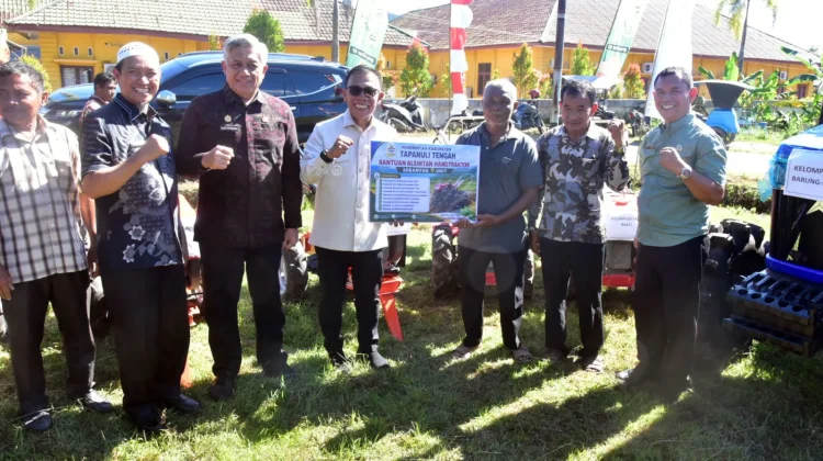 Bupati Tapanuli Tengah Salurkan Bantuan Alsintan dan Bibit Hortikultura