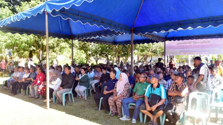 Bupati Tapanuli Tengah Salurkan Bantuan Alsintan dan Bibit Hortikultura