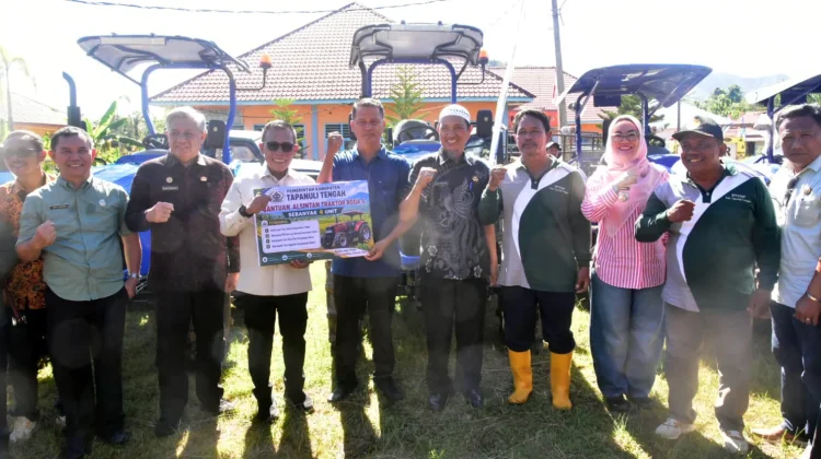 Bupati Tapanuli Tengah Salurkan Bantuan Alsintan dan Bibit Hortikultura