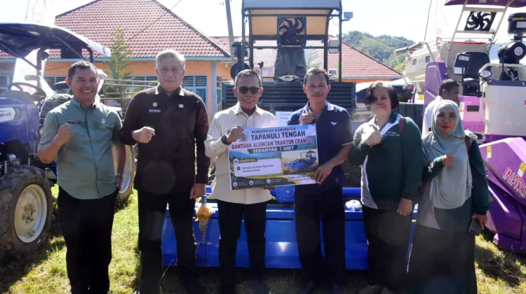 Bupati Tapanuli Tengah Salurkan Bantuan Alsintan dan Bibit Hortikultura