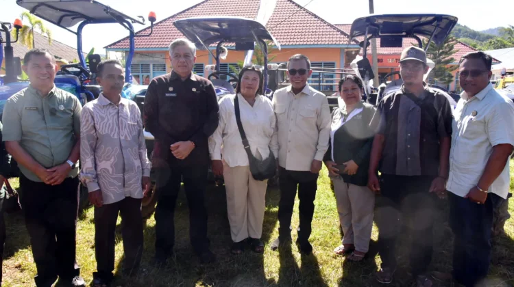 Bupati Tapanuli Tengah Salurkan Bantuan Alsintan dan Bibit Hortikultura