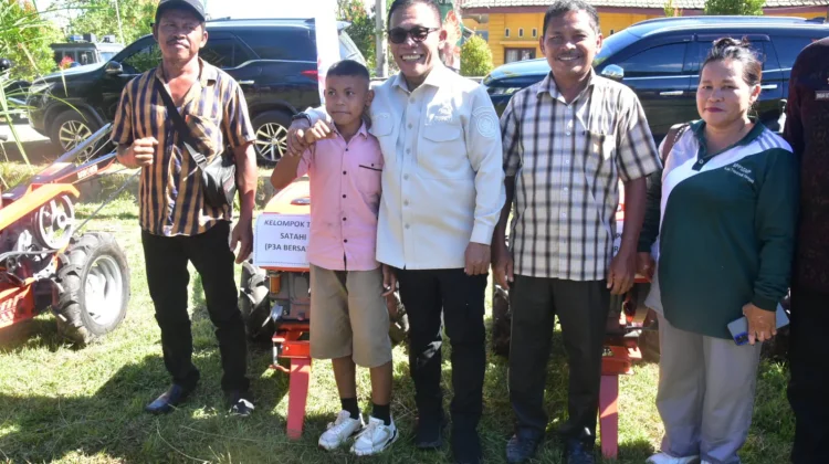 Bupati Tapanuli Tengah Salurkan Bantuan Alsintan dan Bibit Hortikultura
