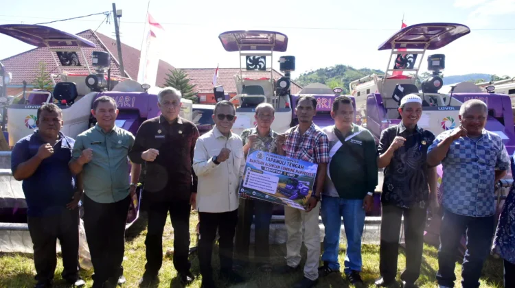 Bupati Tapanuli Tengah Salurkan Bantuan Alsintan dan Bibit Hortikultura