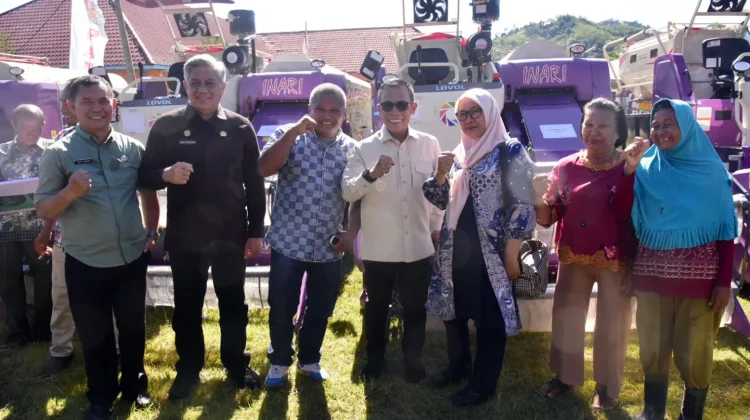Bupati Tapanuli Tengah Salurkan Bantuan Alsintan dan Bibit Hortikultura