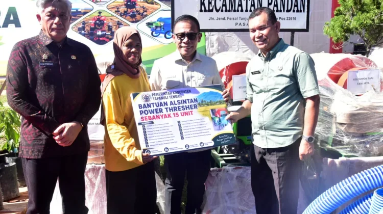 Bupati Tapanuli Tengah Salurkan Bantuan Alsintan dan Bibit Hortikultura