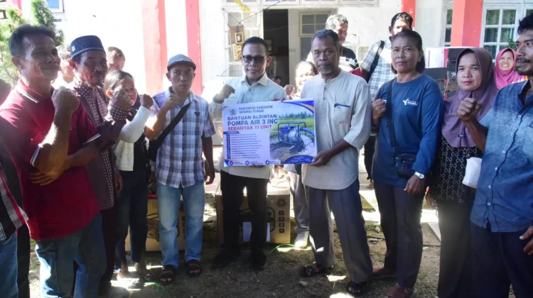 Bupati Tapanuli Tengah Salurkan Bantuan Alsintan dan Bibit Hortikultura