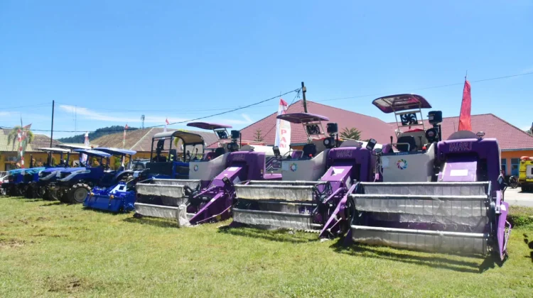 Bupati Tapanuli Tengah Salurkan Bantuan Alsintan dan Bibit Hortikultura