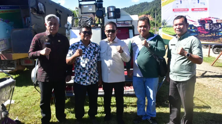 Bupati Tapanuli Tengah Salurkan Bantuan Alsintan dan Bibit Hortikultura