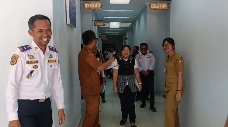 Sambut Hari Kemerdekaan, Ketua TP PKK Toba Turun Langsung Nilai Kebersihan OPD