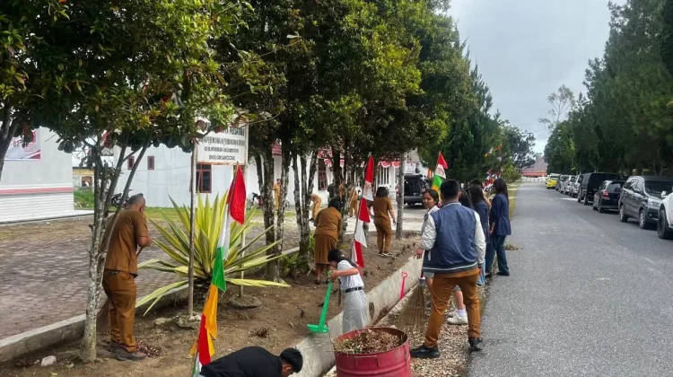 Pemkab Humbahas Gotong Royong Sambut HUT RI ke 81