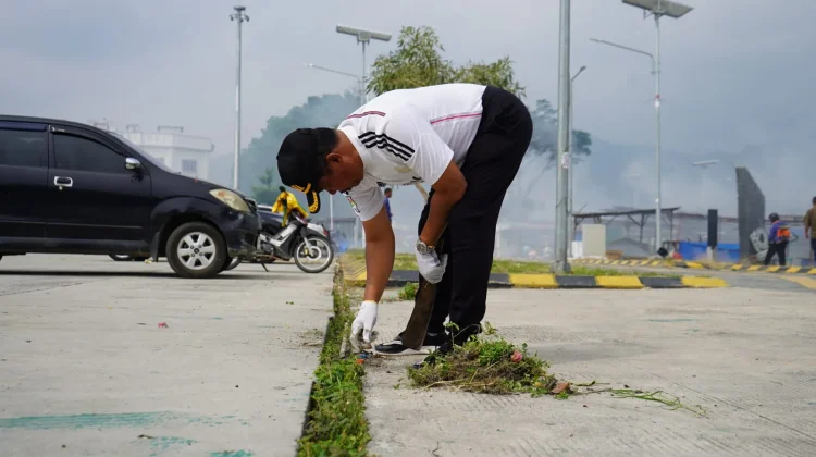 Gelar Aksi Bersih-Bersih Pemkab Toba Sambut HUT ke-81 Kemerdakaan RI