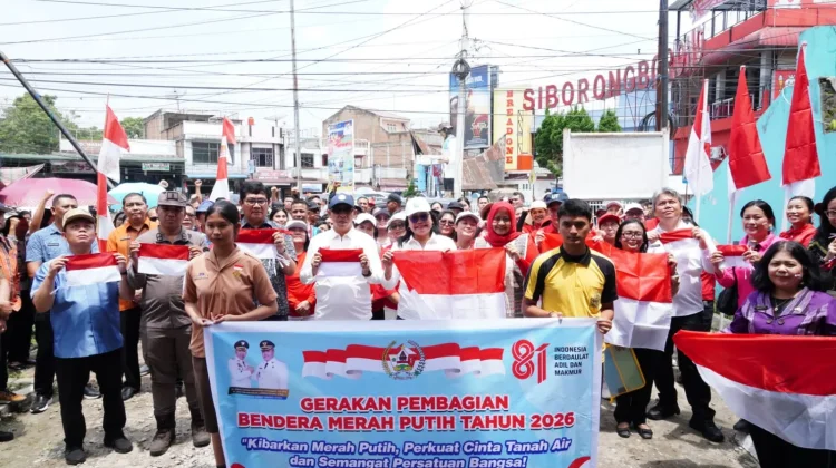 Pupuk Nasionalisme, Pemkab Tapanuli Utara Bagikan 1.814 Bendera Merah Putih