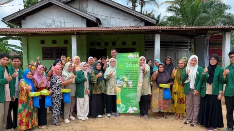 Tim Farmasi USU Ajarkan Warga Lopian Olah Kelapa jadi VCO dan Nata De Coco